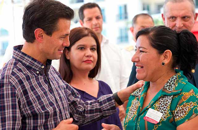 Encuentro con personal de Gobierno Federal desplegado para atender la contingencia y entrega de los primeros 500 apoyos económicos del INADEM, 2014.