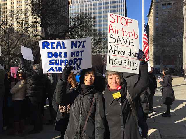 Protesta en Nueva York en contra de Airbnb por aumento en el costo de las rentas para locales.