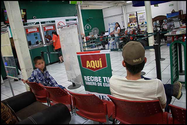Anuncio de recepción de dólares en Banco Azteca, Elektra. 