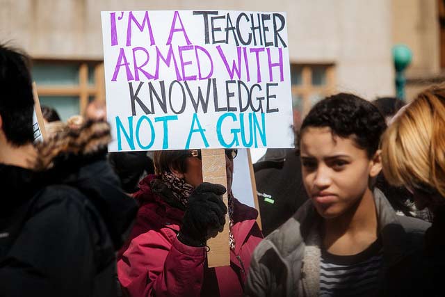 Profesora marchando para legislar el uso de armas en EU y evitar muertes de estudiantes. 