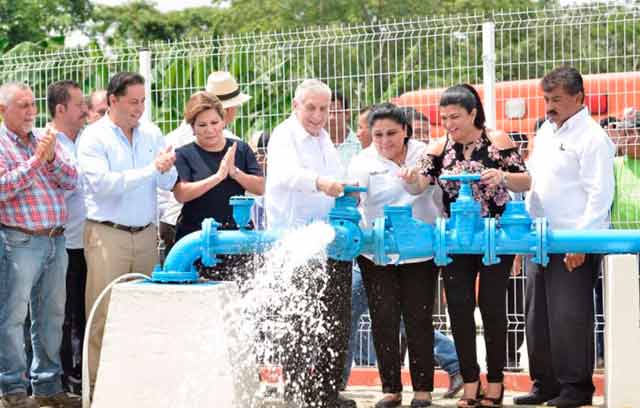 Gobernador de Tabasco inaugurando una toma de agua en el municipio de Jonutla. Foto: Gobierno del estado. 