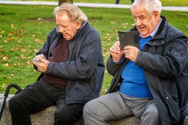 Adultos mayores con teléfonos celulares. Foto: Garry Knight / algunos derechos reservados.