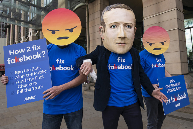Protesta en londres tras robo de datos en facebook
