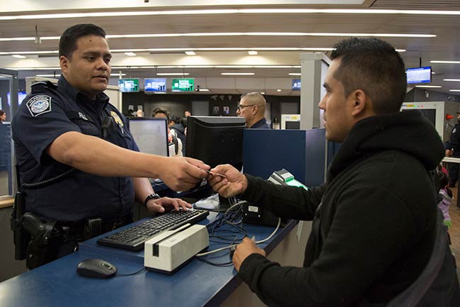 Los miembros de la caravana de migrantes esperan a que las autoridades estadounidenses procesen sus solicitudes de asilo (Foto: U.S. Customs and Borders Protection)