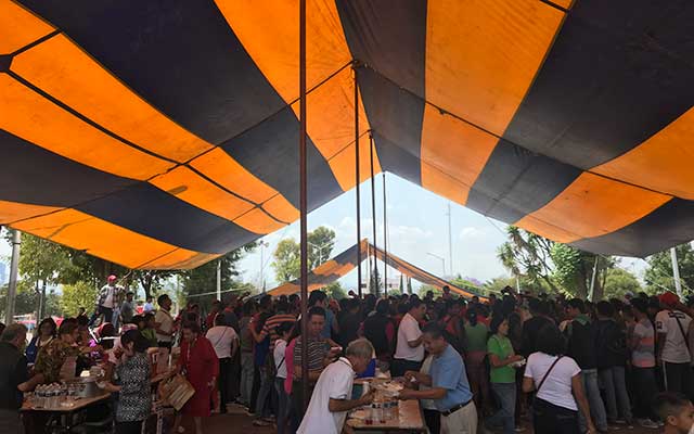 Caravana de migrantes en refugio de Puebla. 