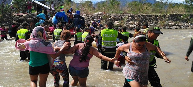Venezolanos ayudados a cruzar la frontera. 