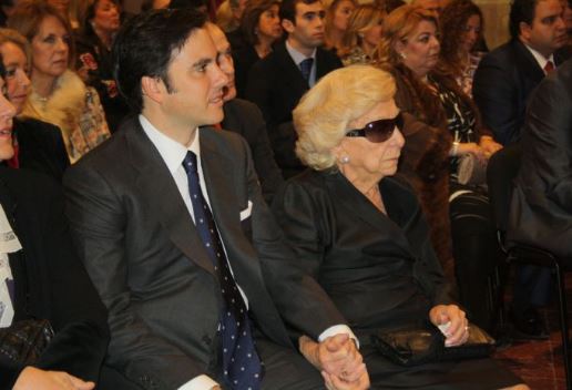Mercedes Junco acompañada de su nieto Eduardo Sánchez.