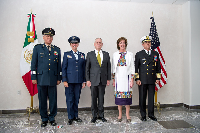 Embajadora Roberta Jacobson acompañada por militares.