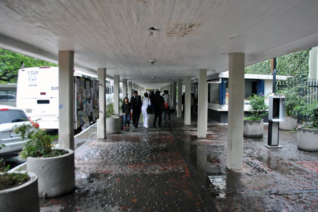 Pasillo de la Facultad de Filosofía y Letras que conduce al Auditorio Che Guevara. 