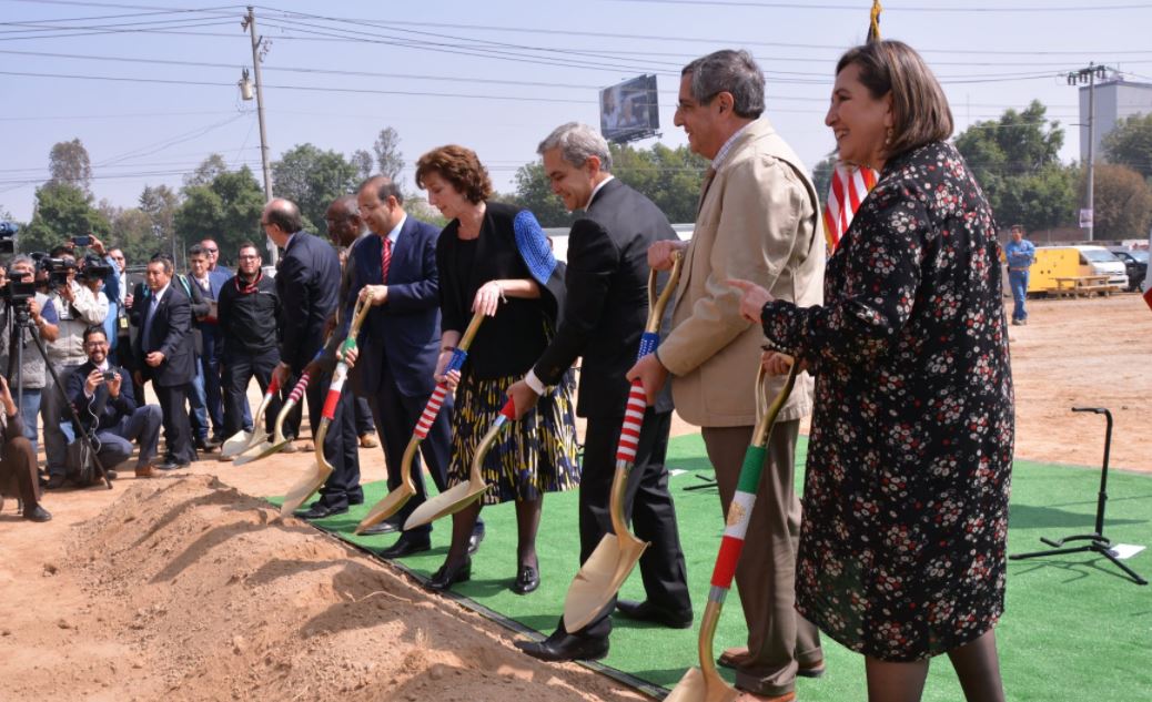 Roberta Jacobson colocando la primera piedra de la nueva embajada