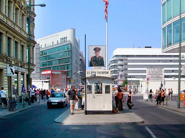 El paso fronterizo Checkpoint Charlie fue demolido el 22 de junio de 1990