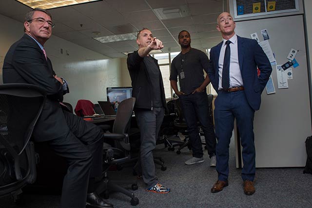 Jeff Bezos [derecha] ha causado estragos en más de una industria con Amazon (Foto: Adrian Cadiz)