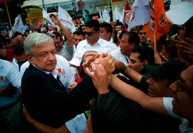 AMLO expresó su apoyo por la CNTE y el SNTE tanto en mitines como en documentos de su partido (Foto: Eneas de Troya)